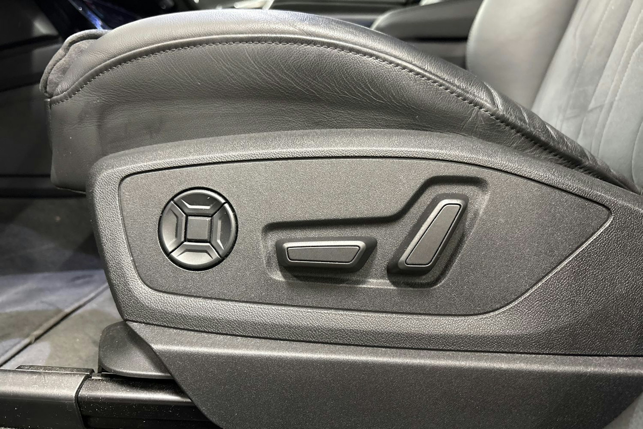 musta Audi e-tron 2022 kuva 21.