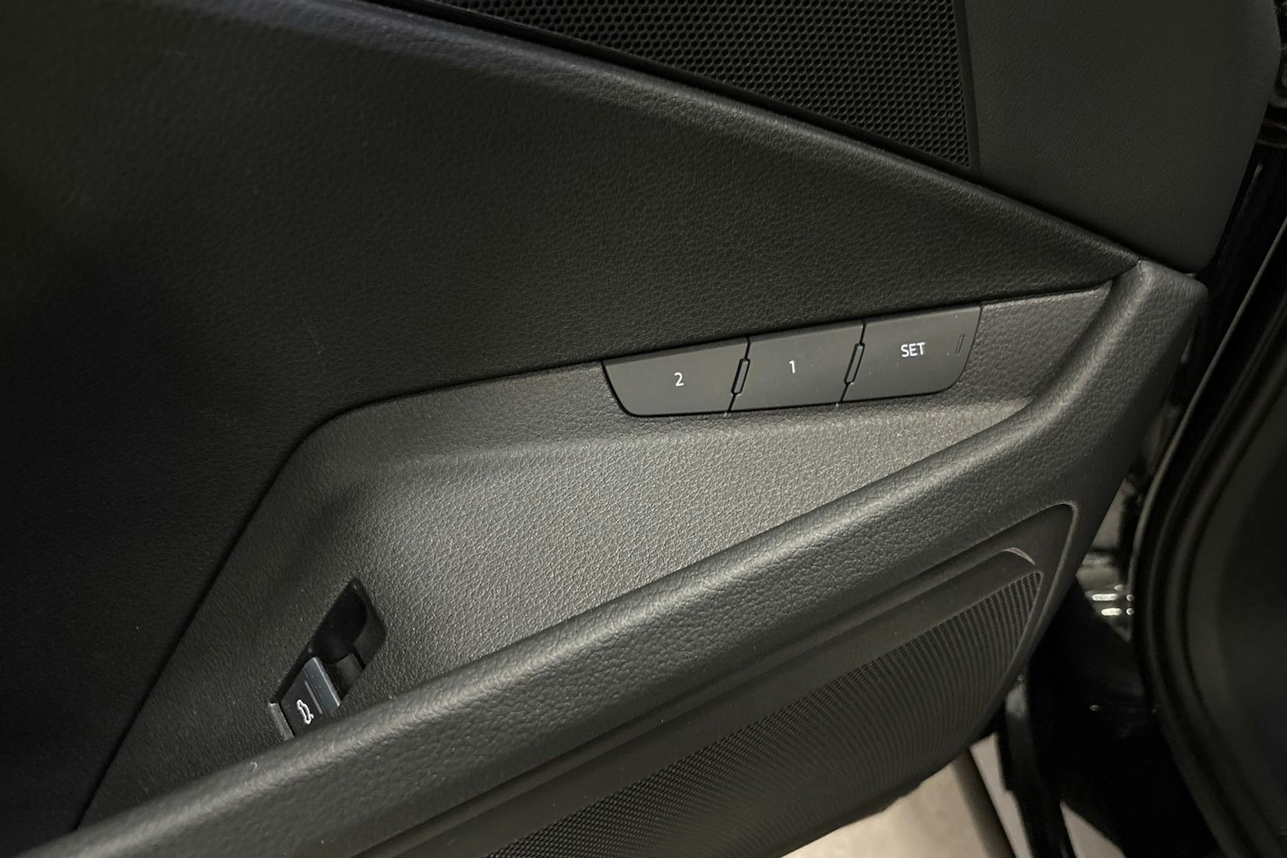 musta Audi e-tron 2022 kuva 22.