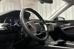 musta Audi e-tron 2022 kuva 6.