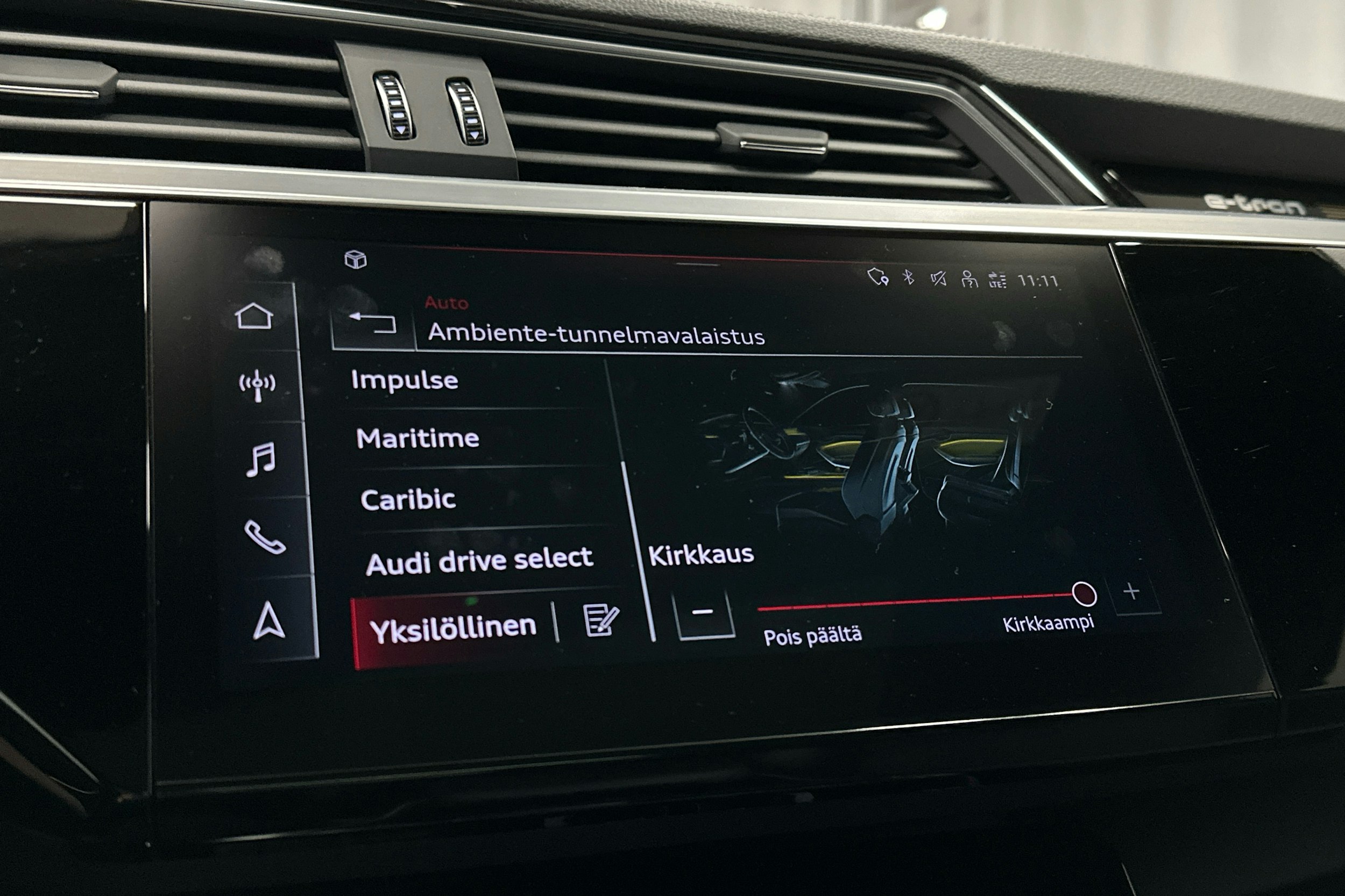 harmaa Audi e-tron 2022 kuva 27.