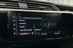 harmaa Audi e-tron 2022 kuva 27.