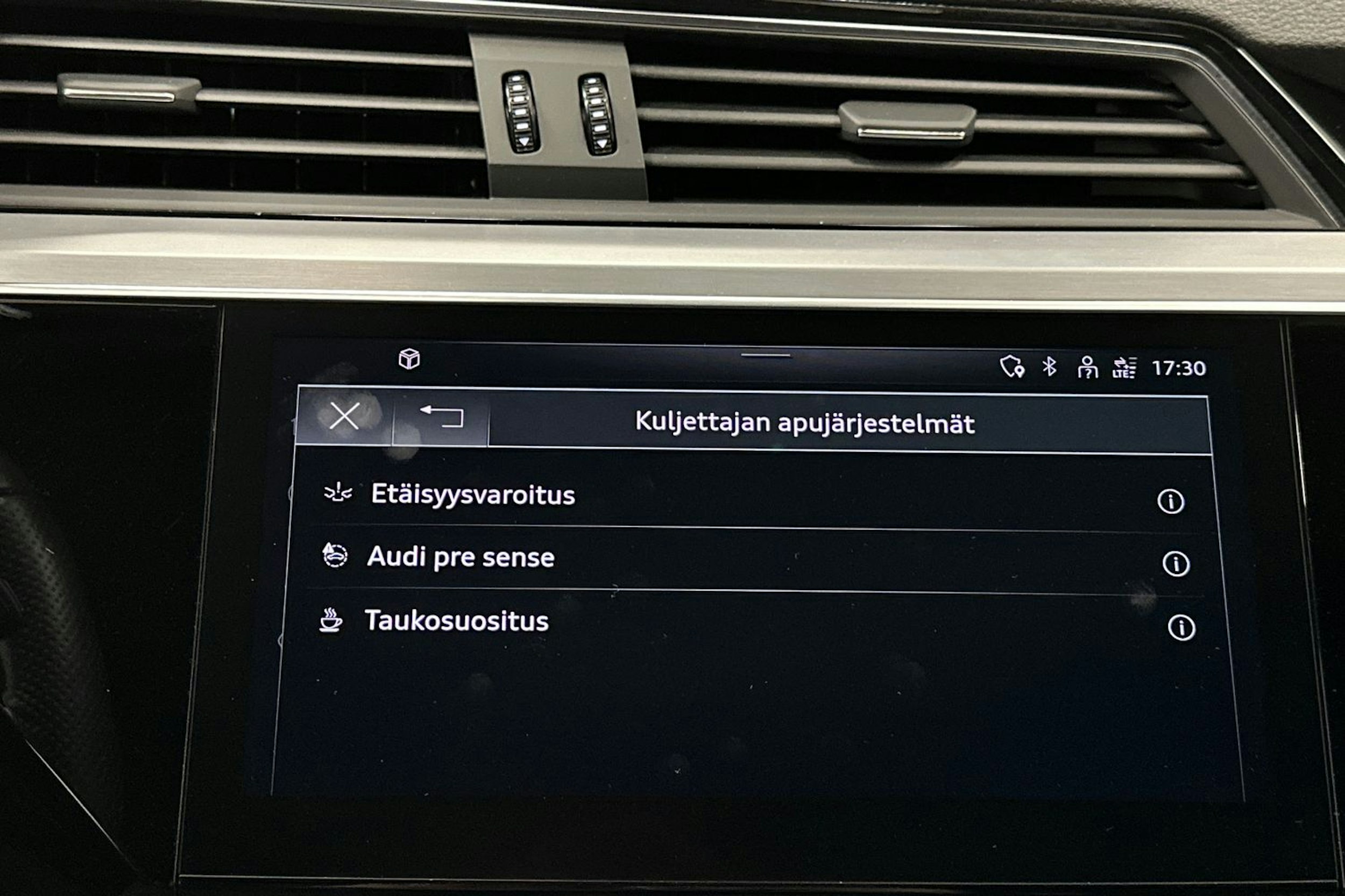 musta Audi e-tron 2022 kuva 21.