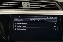 musta Audi e-tron 2022 kuva 21.