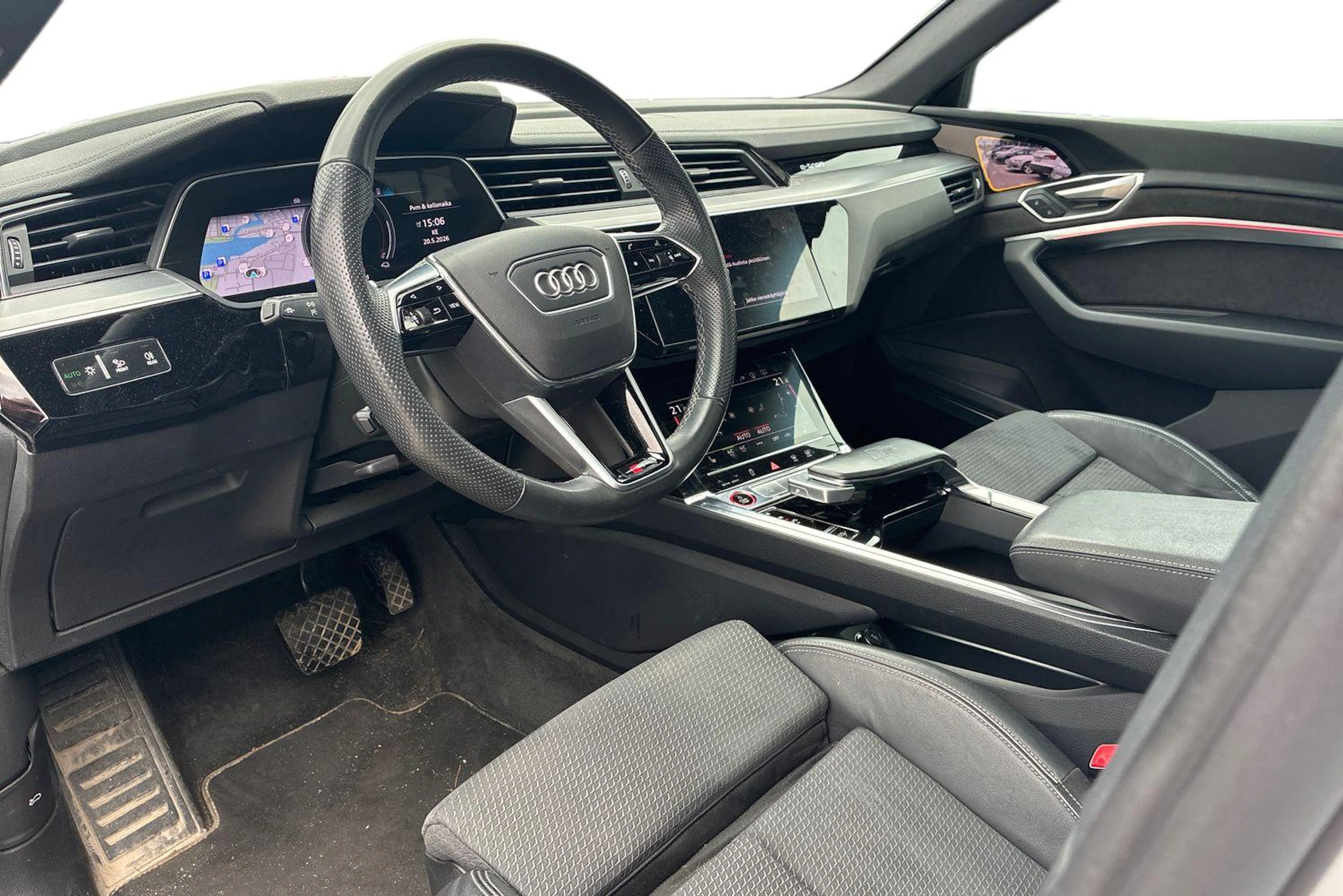 valkoinen Audi e-tron 2022 kuva 3.