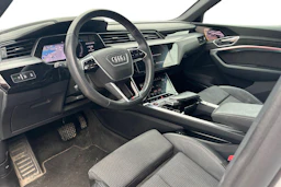 valkoinen Audi e-tron 2022 kuva 3.