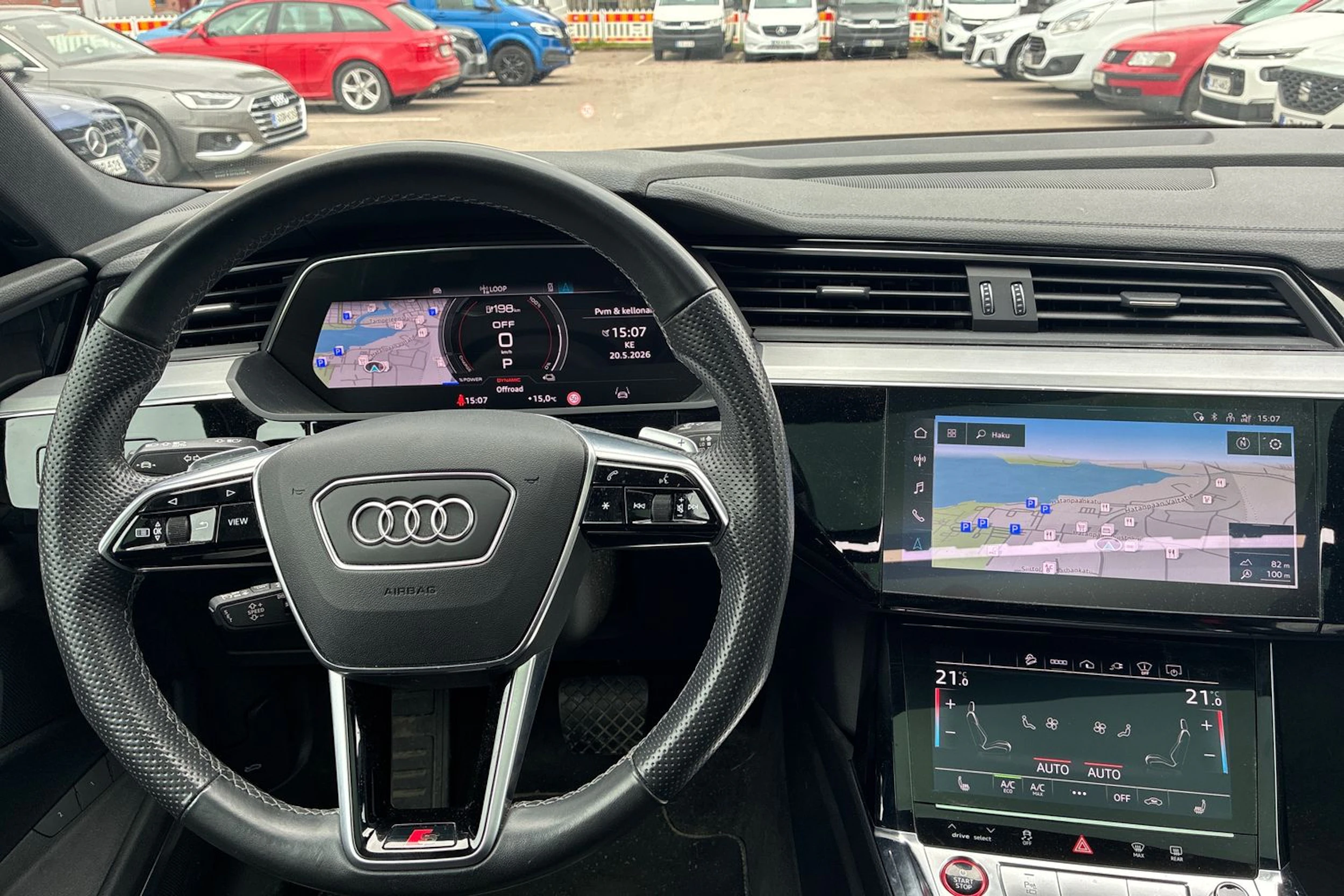 valkoinen Audi e-tron 2022 kuva 4.
