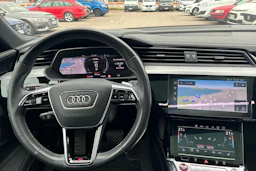 valkoinen Audi e-tron 2022 kuva 4.