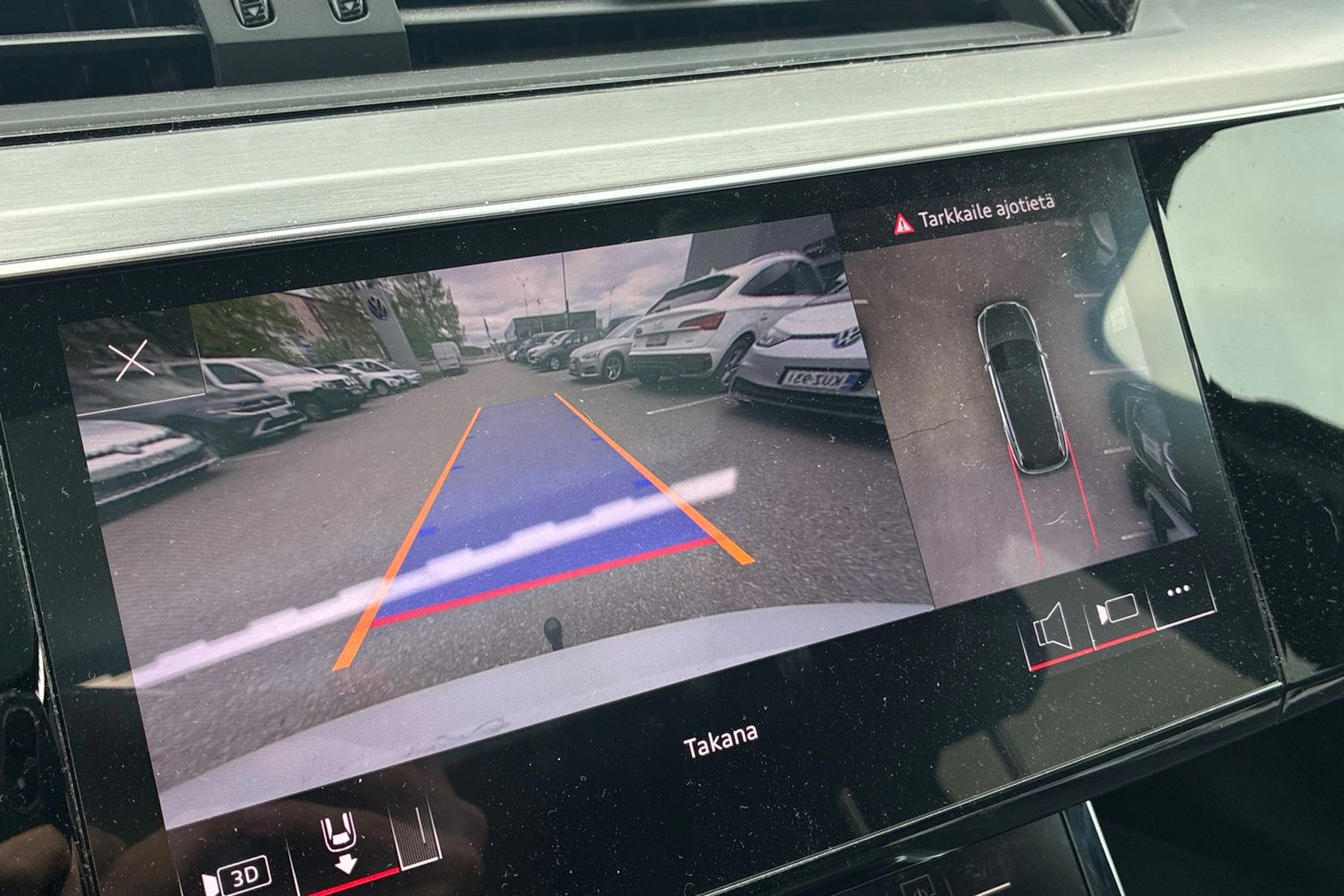 valkoinen Audi e-tron 2022 kuva 5.