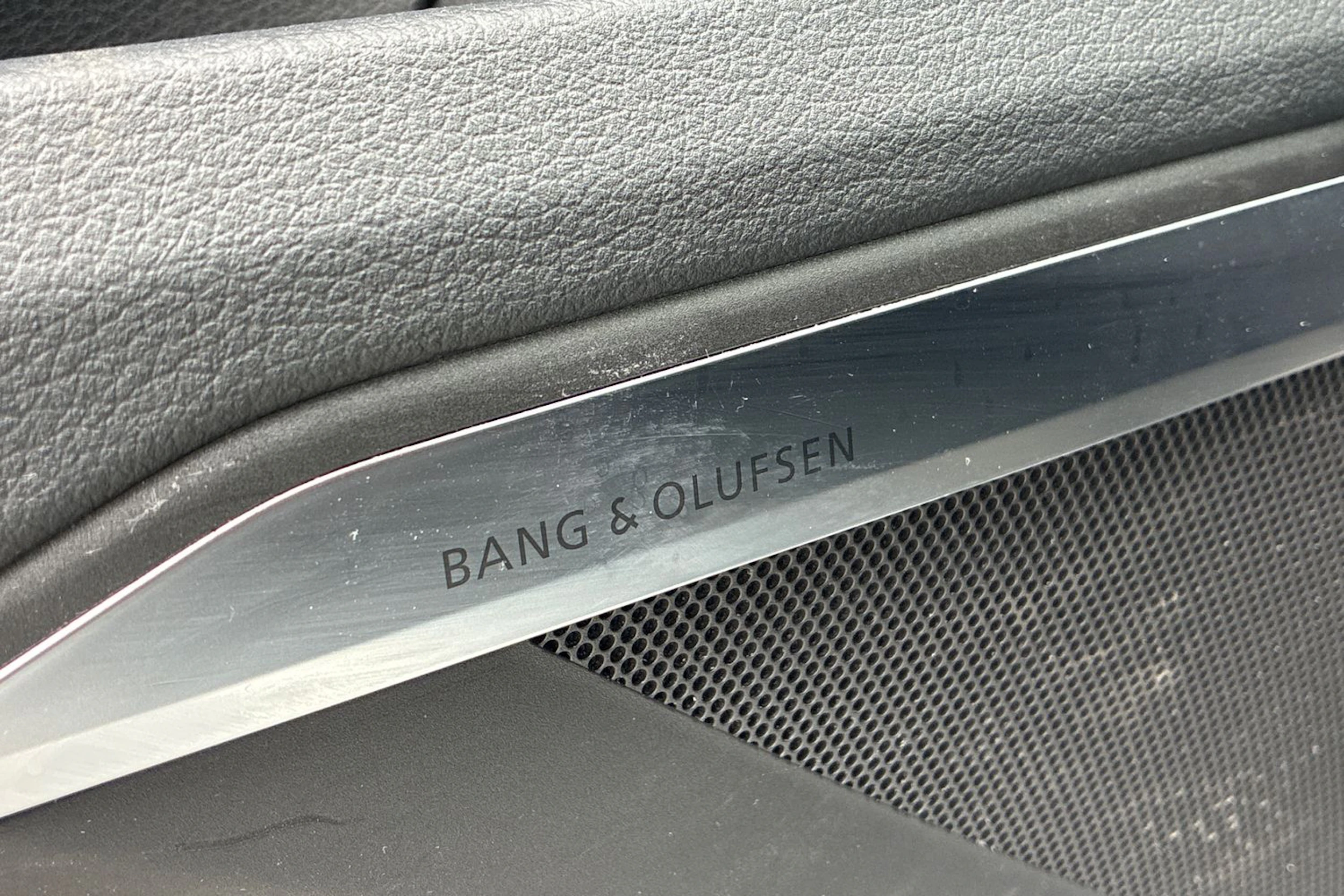 valkoinen Audi e-tron 2022 kuva 6.