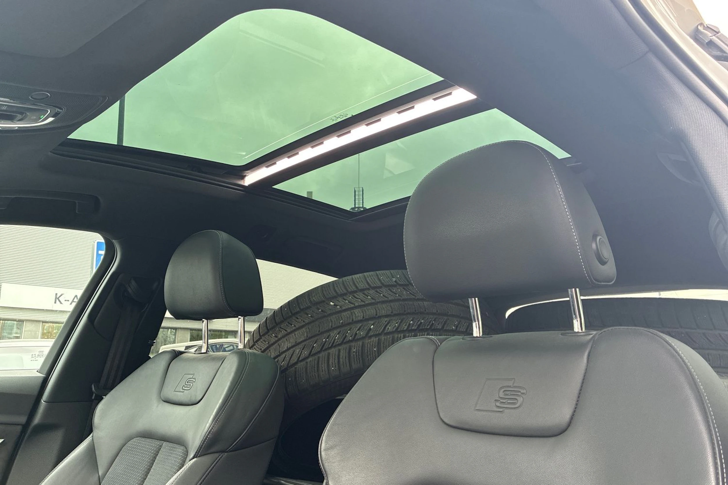valkoinen Audi e-tron 2022 kuva 7.