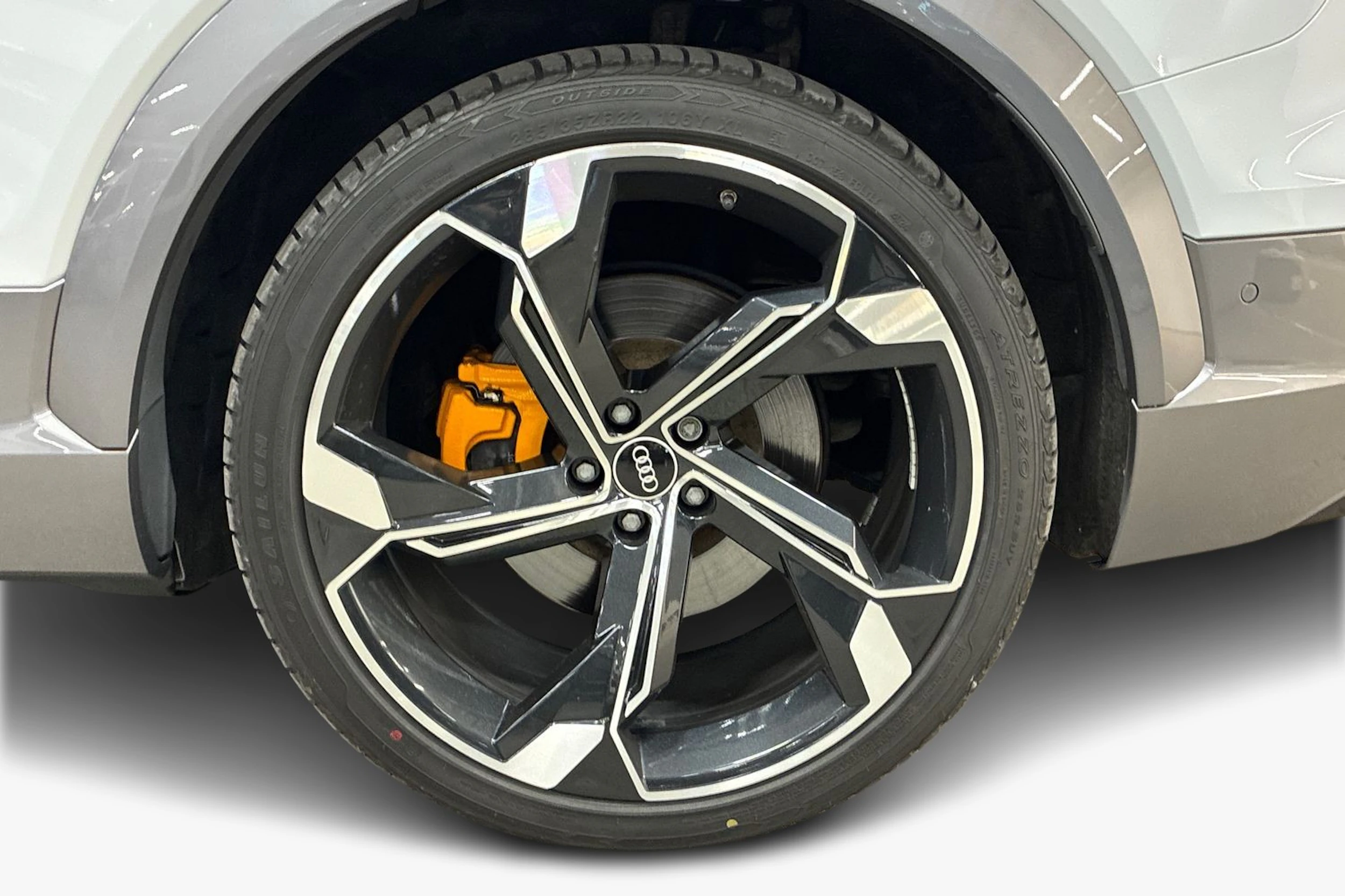 valkoinen Audi e-tron 2022 kuva 9.