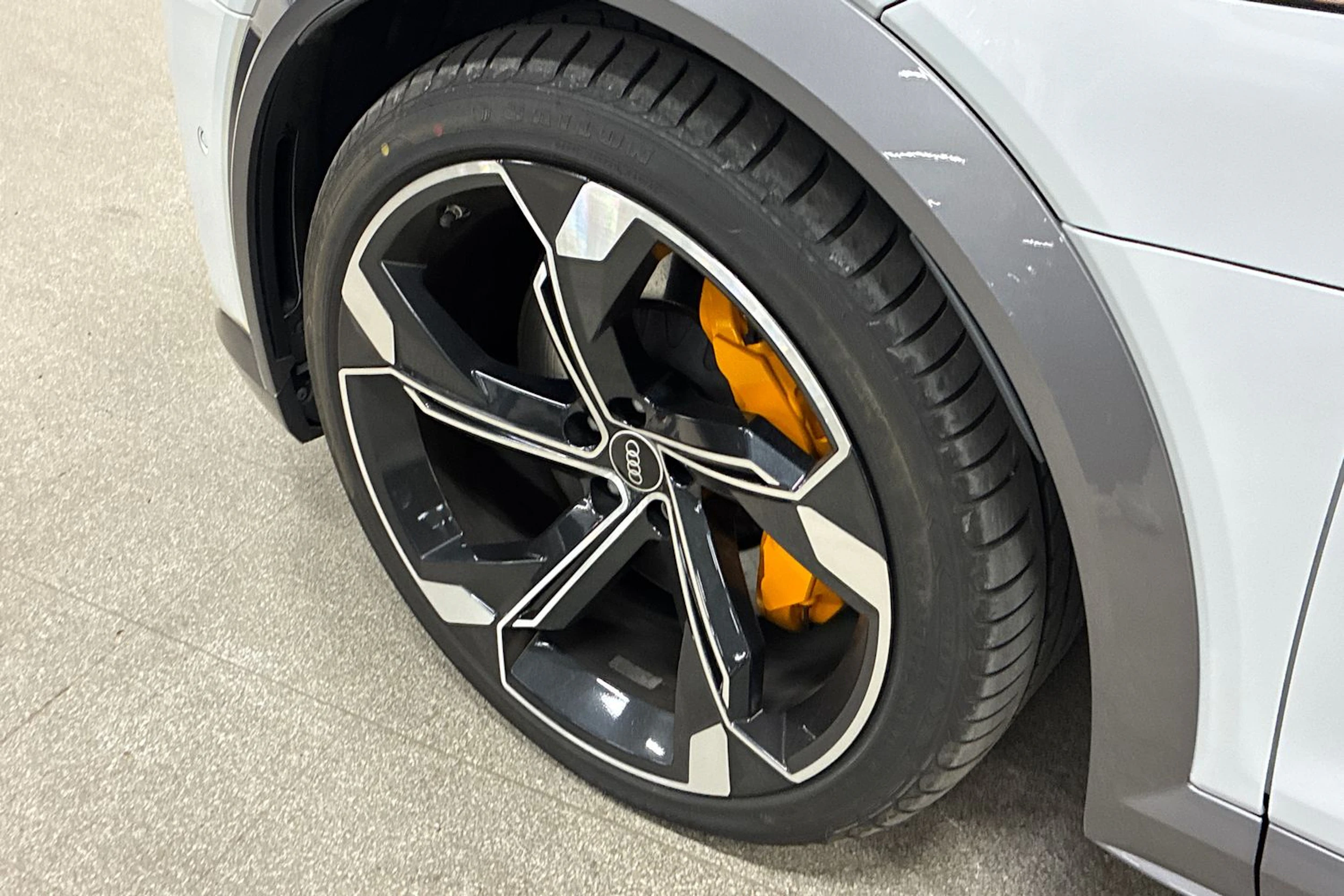 valkoinen Audi e-tron 2022 kuva 10.