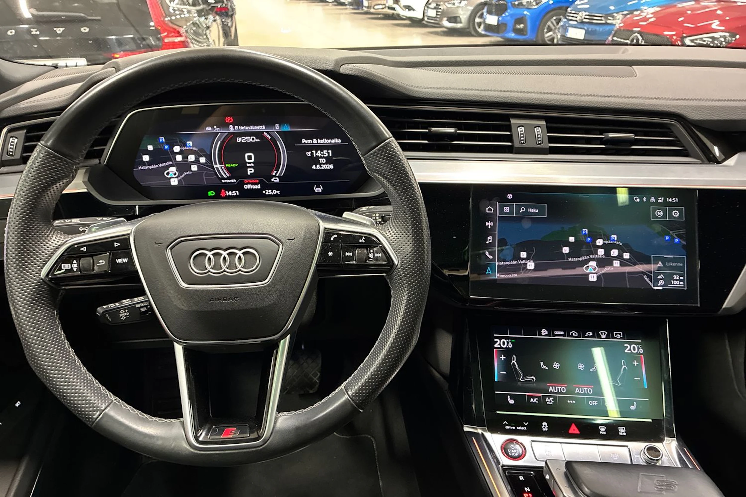 valkoinen Audi e-tron 2022 kuva 11.