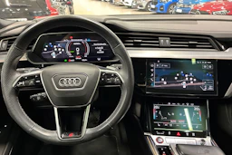 valkoinen Audi e-tron 2022 kuva 11.