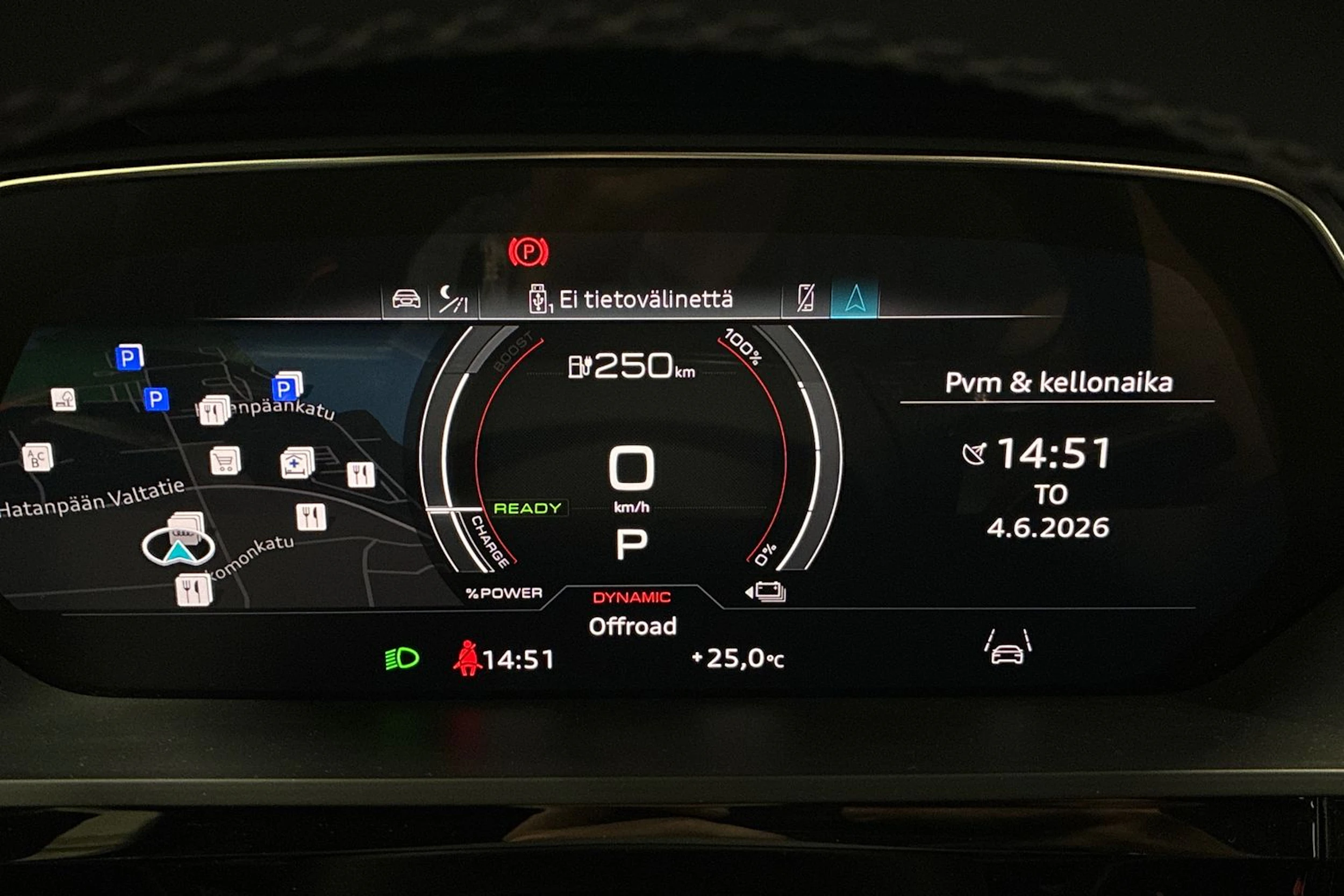 valkoinen Audi e-tron 2022 kuva 12.