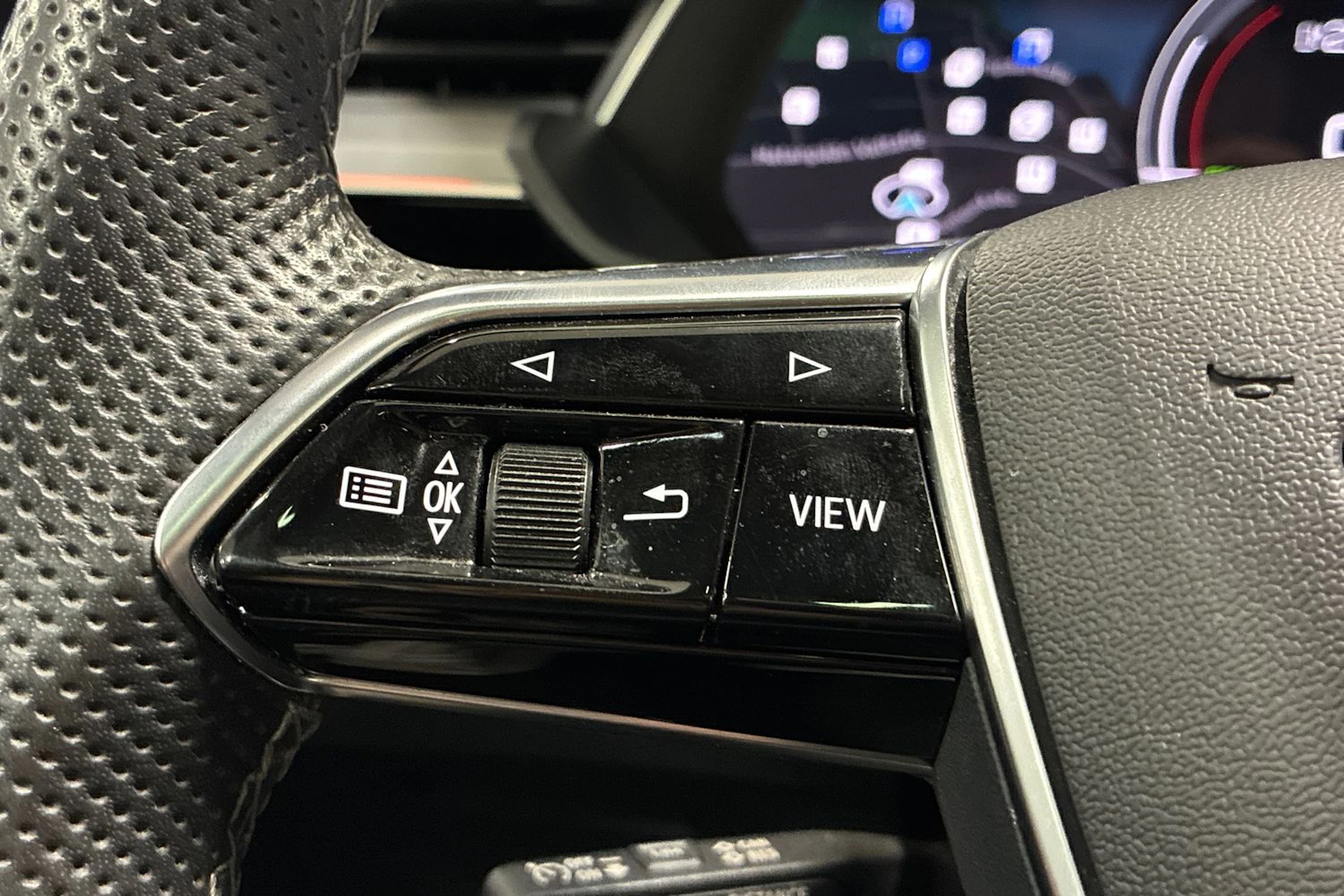 valkoinen Audi e-tron 2022 kuva 13.