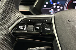 valkoinen Audi e-tron 2022 kuva 13.