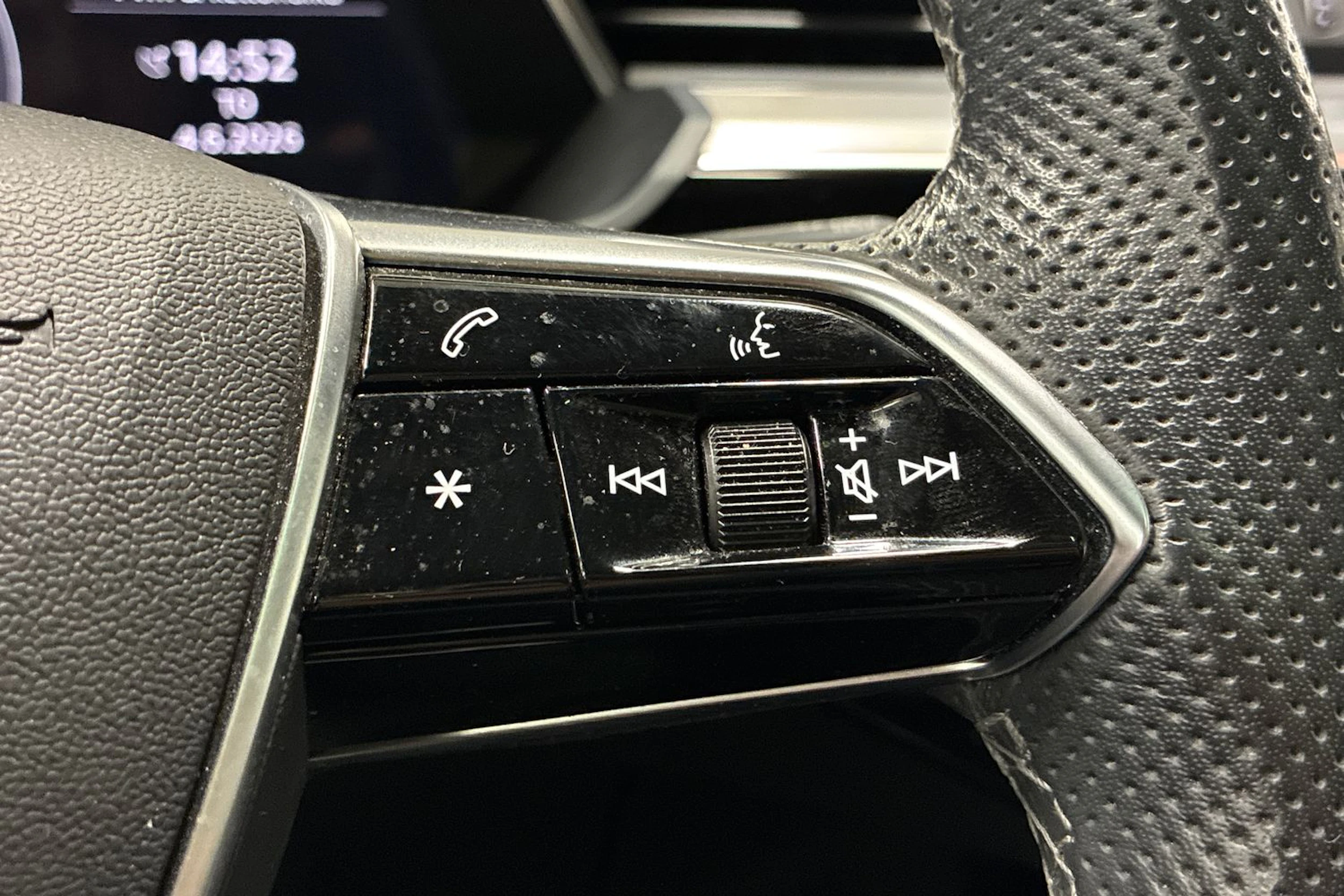 valkoinen Audi e-tron 2022 kuva 14.