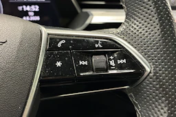 valkoinen Audi e-tron 2022 kuva 14.