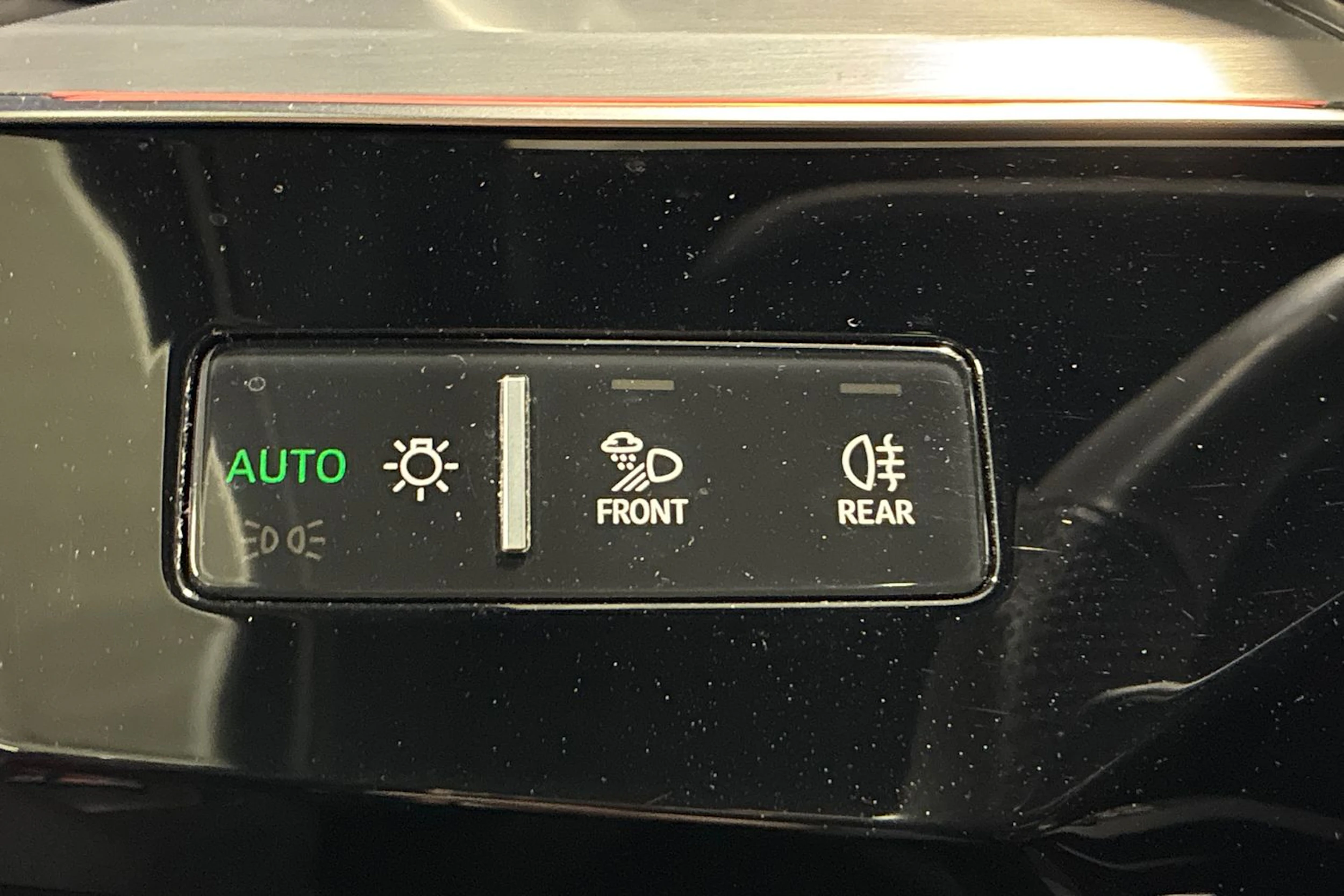 valkoinen Audi e-tron 2022 kuva 16.