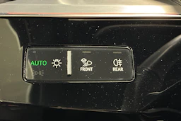 valkoinen Audi e-tron 2022 kuva 16.