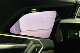 valkoinen Audi e-tron 2022 kuva 17.