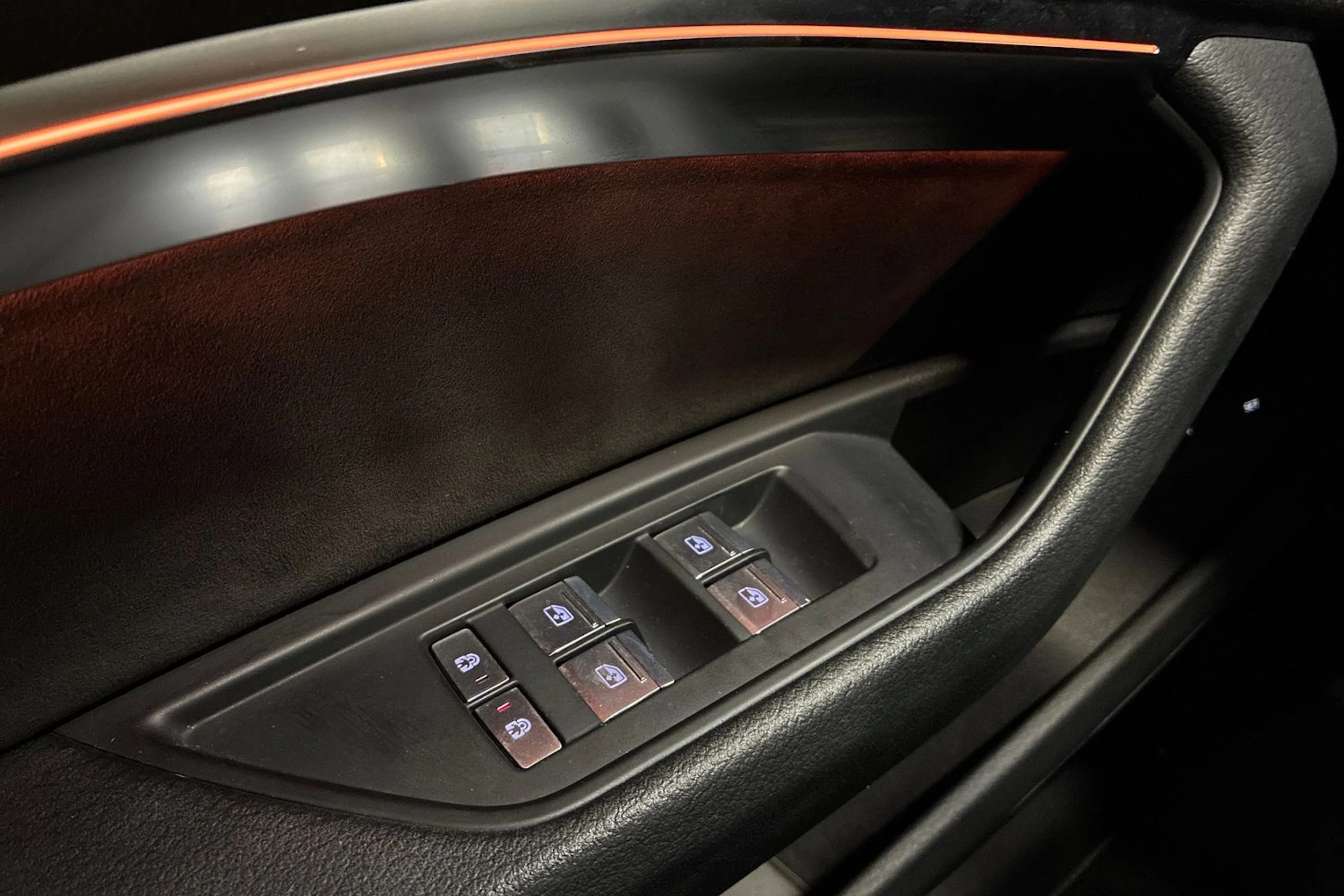 valkoinen Audi e-tron 2022 kuva 18.