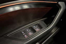valkoinen Audi e-tron 2022 kuva 18.