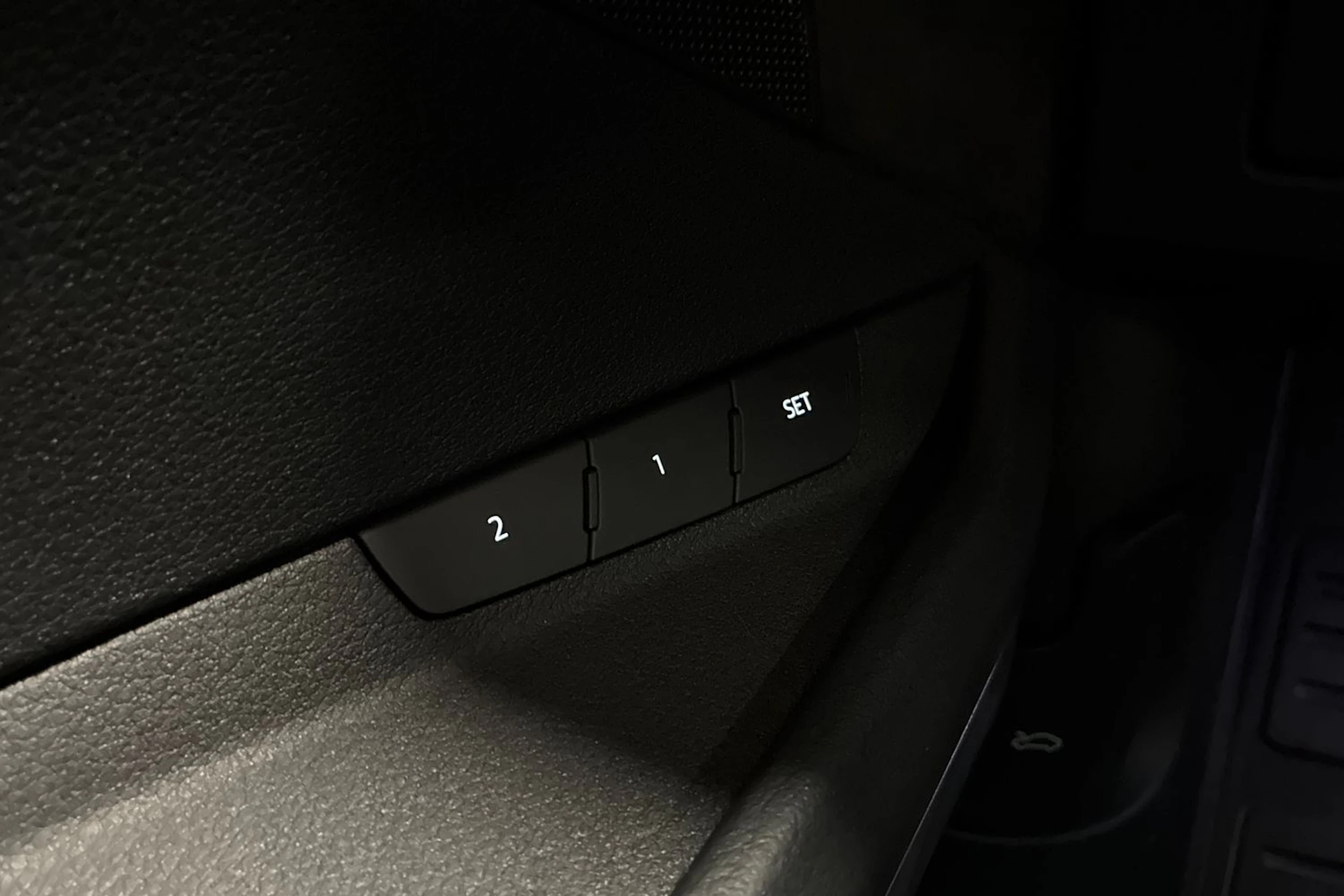valkoinen Audi e-tron 2022 kuva 19.