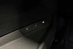valkoinen Audi e-tron 2022 kuva 19.
