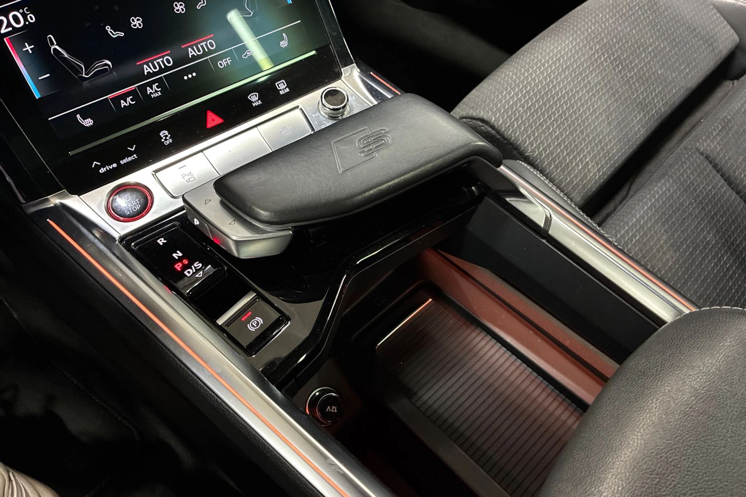 valkoinen Audi e-tron 2022 kuva 20.