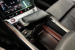valkoinen Audi e-tron 2022 kuva 20.