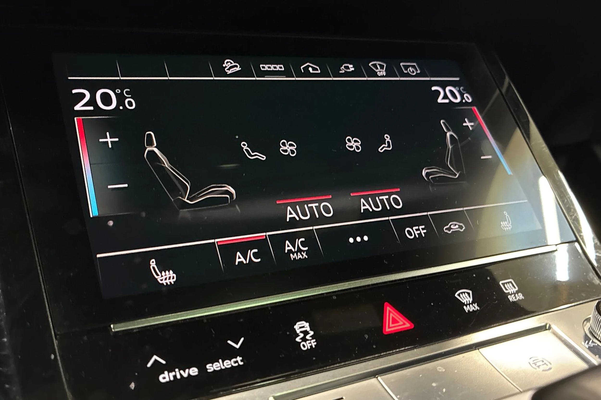 valkoinen Audi e-tron 2022 kuva 21.