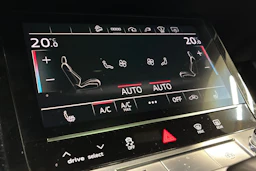 valkoinen Audi e-tron 2022 kuva 21.