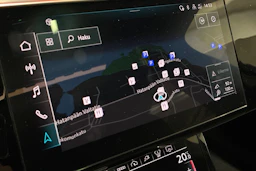 valkoinen Audi e-tron 2022 kuva 22.