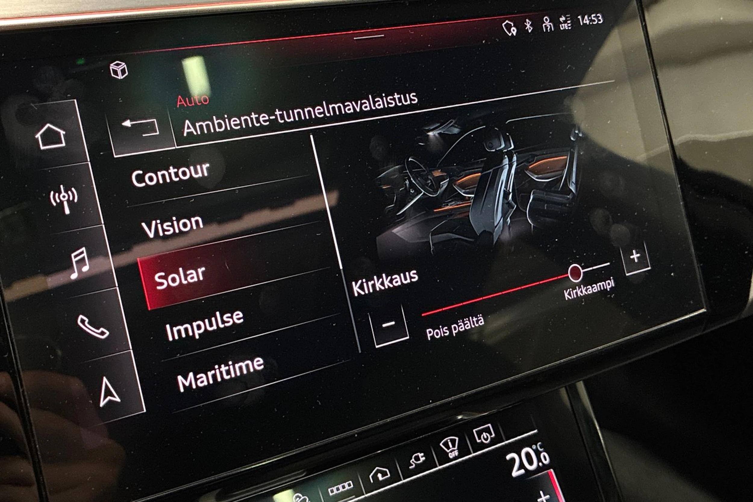 valkoinen Audi e-tron 2022 kuva 24.