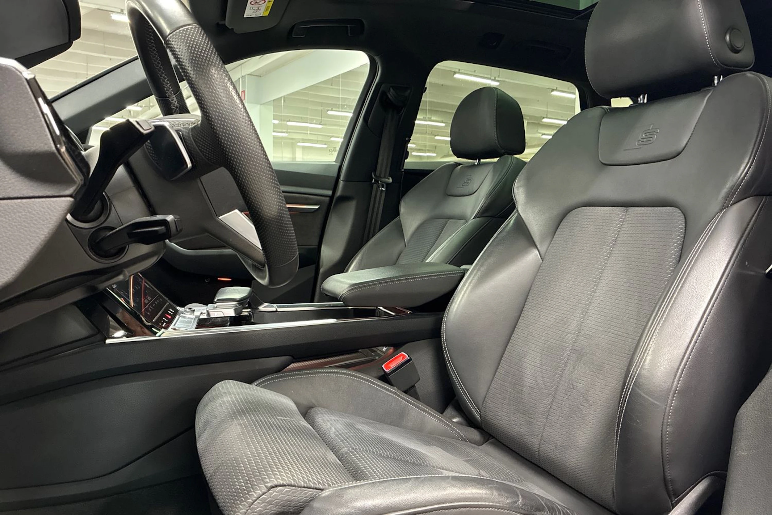 valkoinen Audi e-tron 2022 kuva 26.