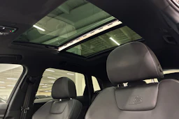 valkoinen Audi e-tron 2022 kuva 27.