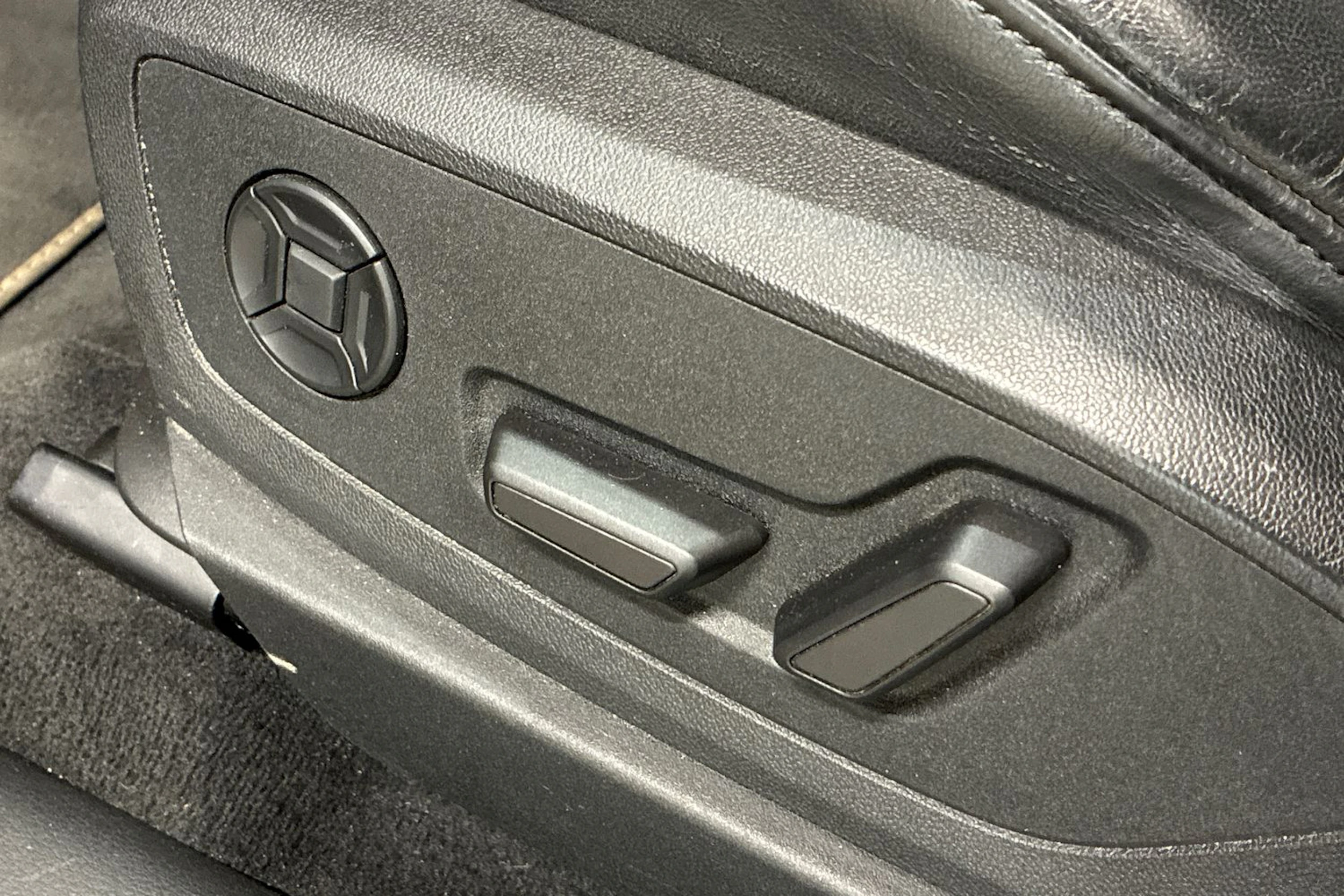 valkoinen Audi e-tron 2022 kuva 28.