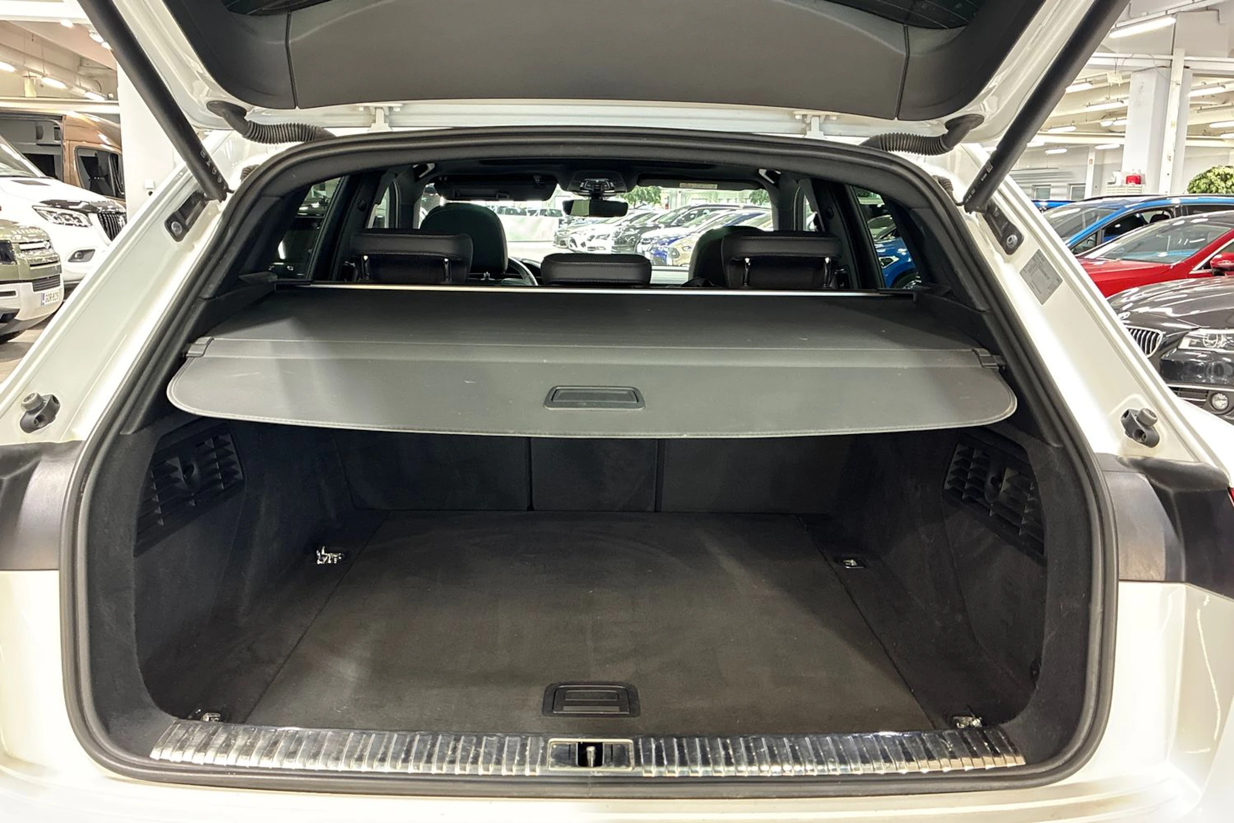 valkoinen Audi e-tron 2022 kuva 30.