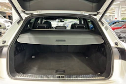 valkoinen Audi e-tron 2022 kuva 30.
