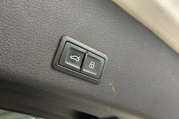 valkoinen Audi e-tron 2022 kuva 31.