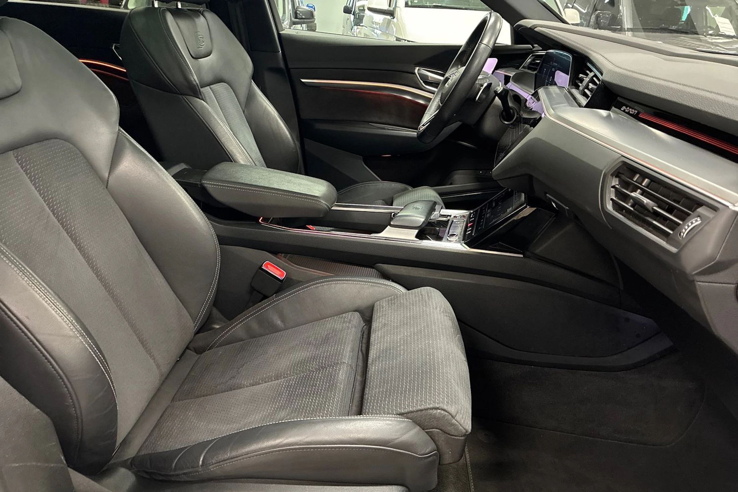 valkoinen Audi e-tron 2022 kuva 32.