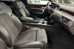 valkoinen Audi e-tron 2022 kuva 32.