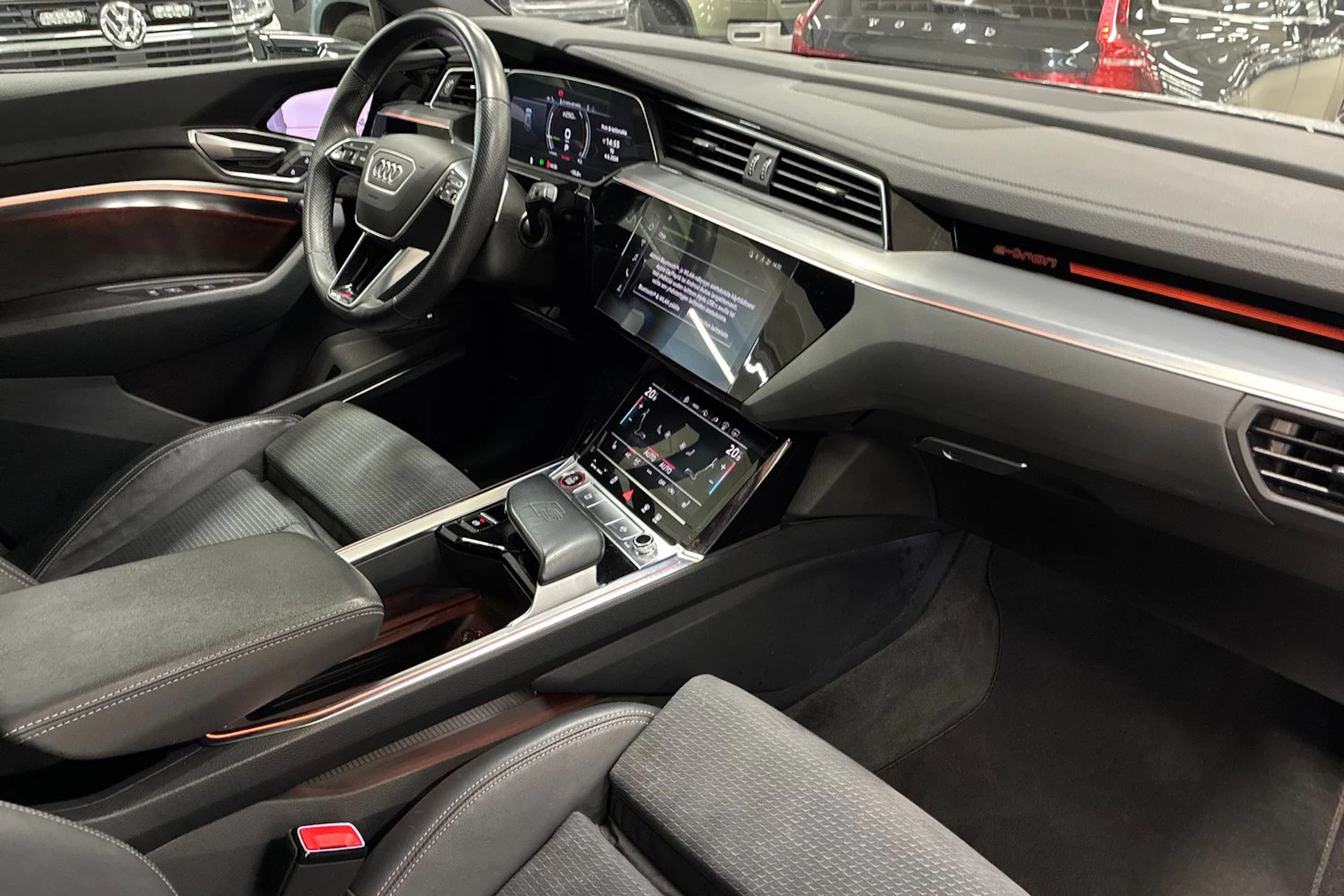 valkoinen Audi e-tron 2022 kuva 33.