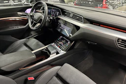valkoinen Audi e-tron 2022 kuva 33.