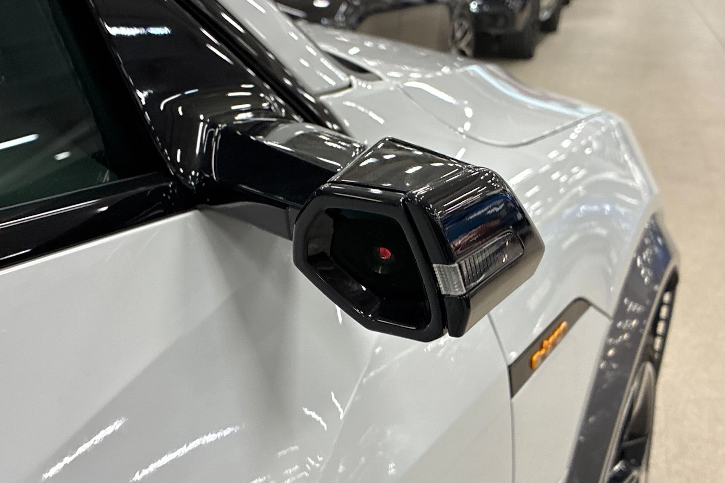 valkoinen Audi e-tron 2022 kuva 34.