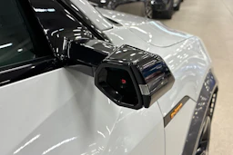 valkoinen Audi e-tron 2022 kuva 34.