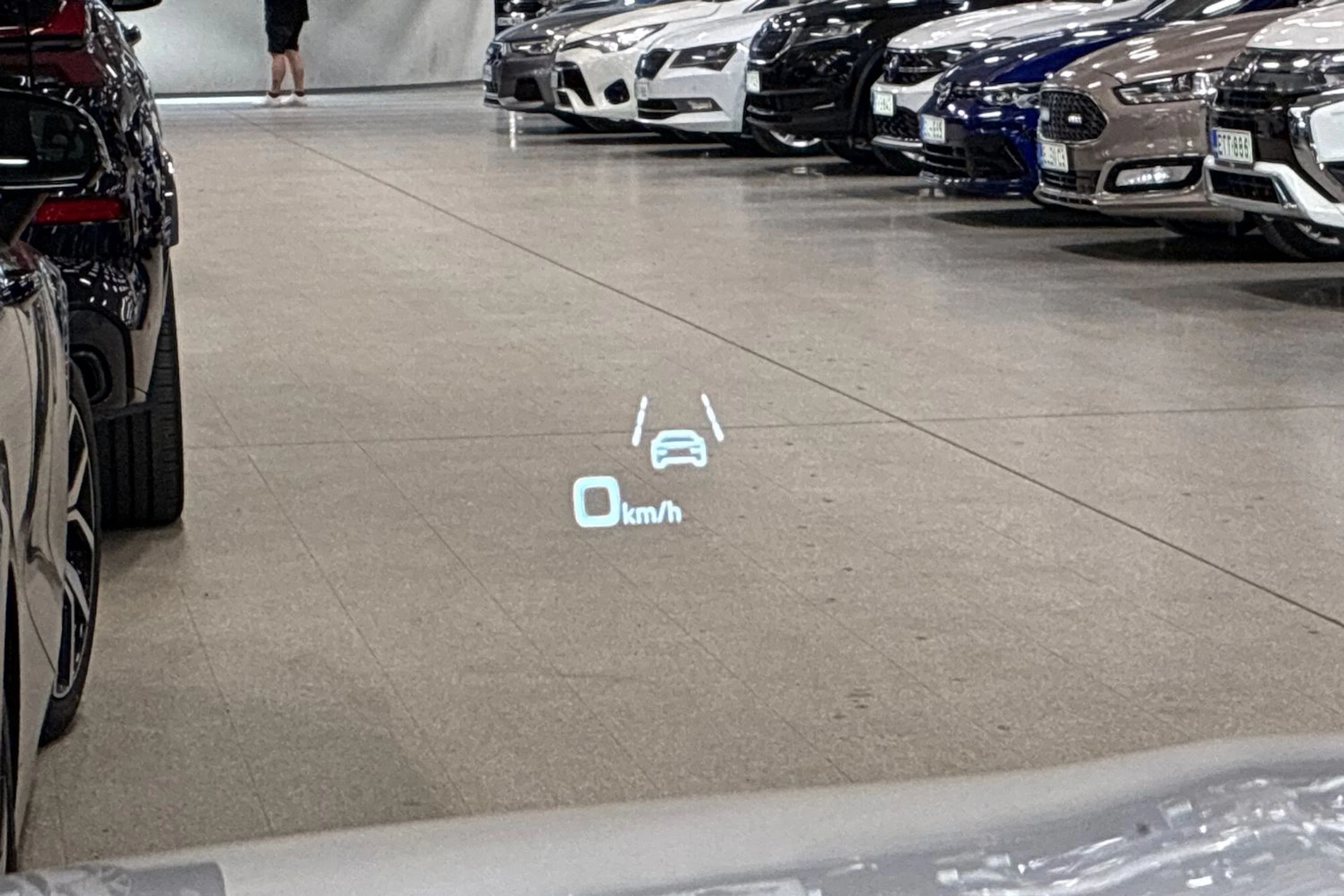 valkoinen Audi e-tron 2022 kuva 35.