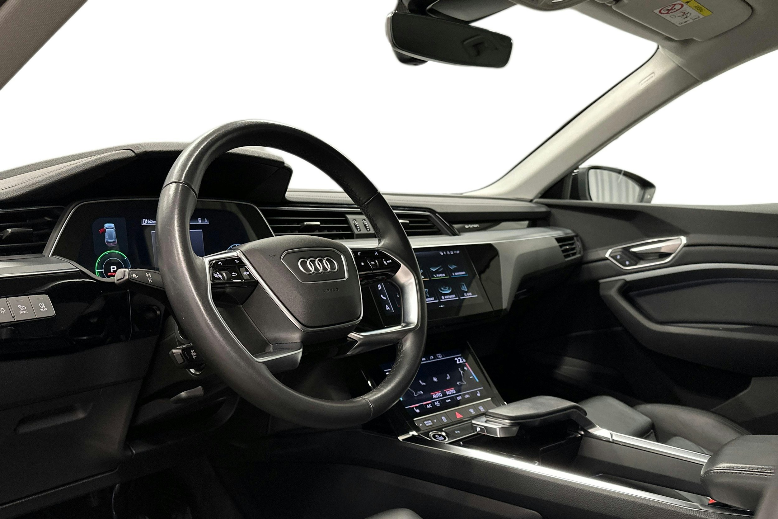 musta Audi e-tron 2022 kuva 7.